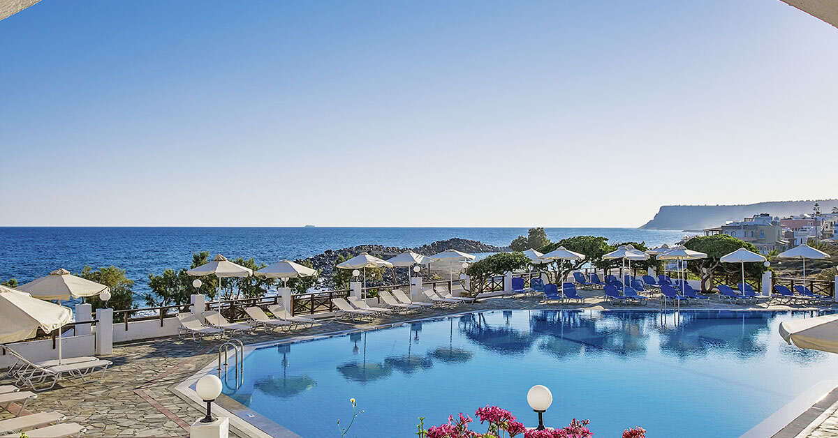 Een foto van het zwembad bij Maritimo Beach Hotel