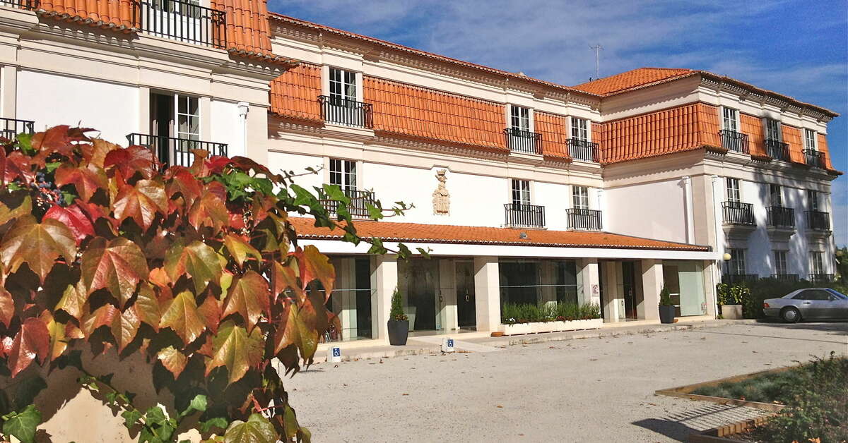 Een foto van de buitenkant van Conimbriga Hotel do Paco