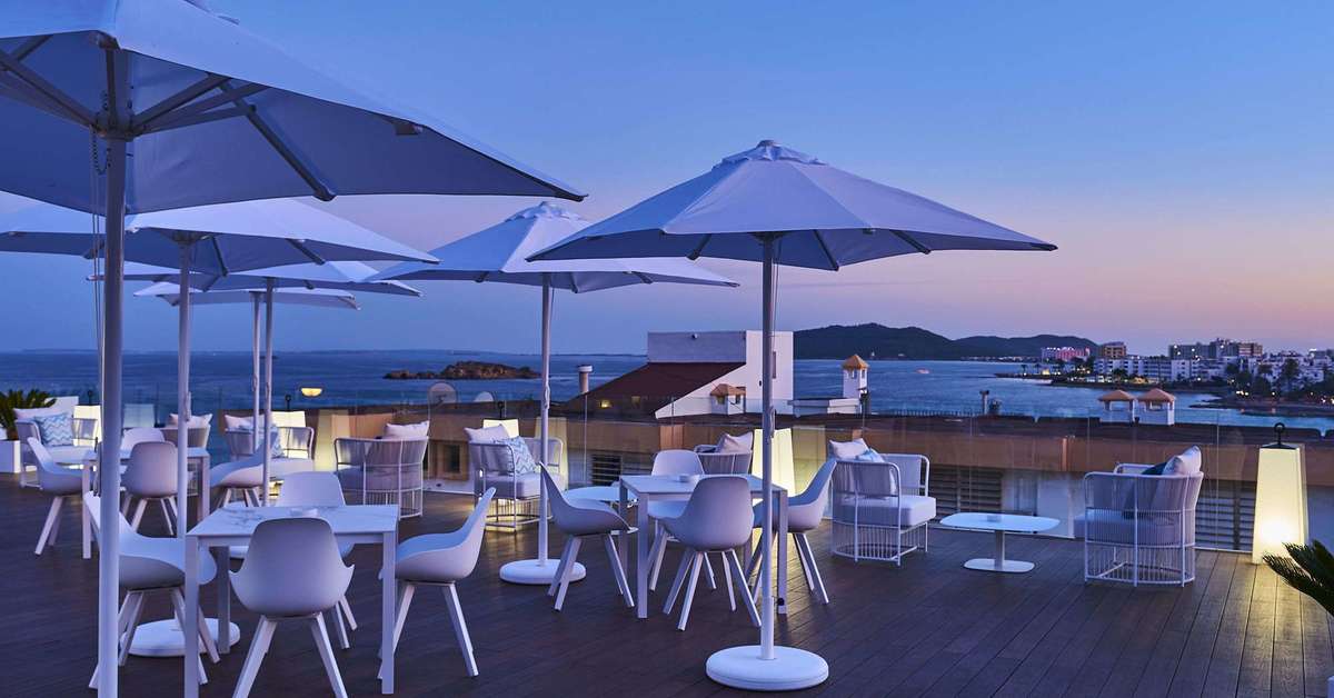 Een foto van het terras bij Eurostars Ibiza