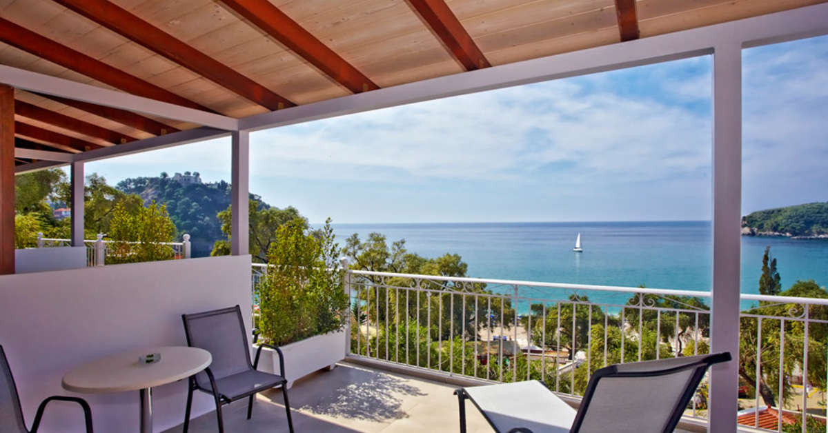 Een foto van het terras bij Hotel Valtos Beach