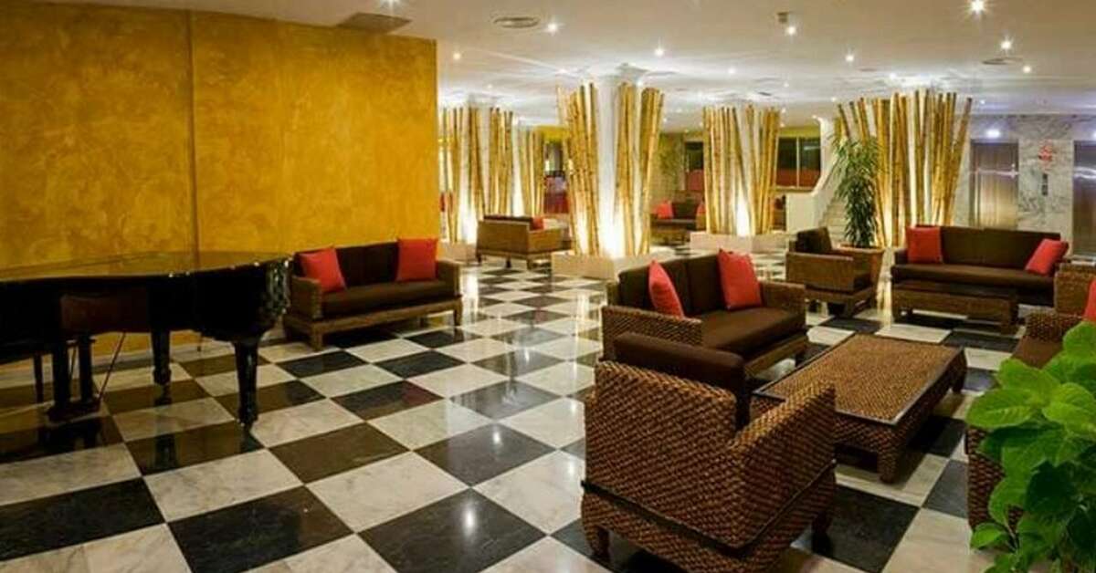 Een foto van het interieur van Las Piramides Resort
