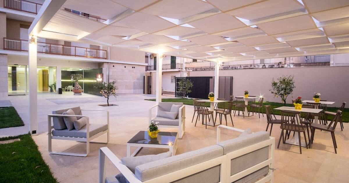 Een foto van het terras bij Netum Hotel