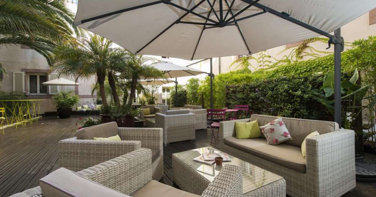 Een foto van het terras bij Hotel Beau Rivage