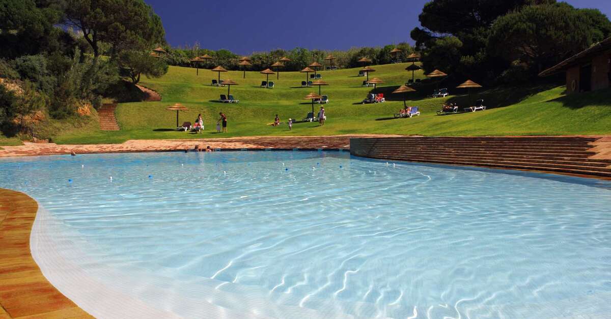 Een foto van het zwembad bij Prainha Clube