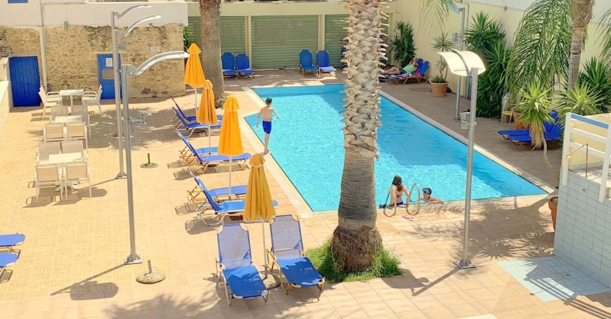Een foto van het zwembad bij Kassavetis Center Hotel Studios & Appartementen