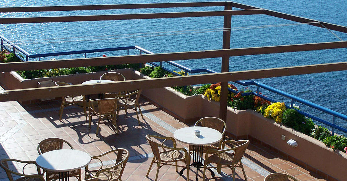 Een foto van het terras bij Hotel Princesa Playa Marbella