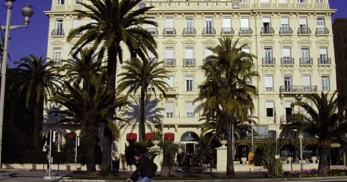 Een foto van de buitenkant van West End