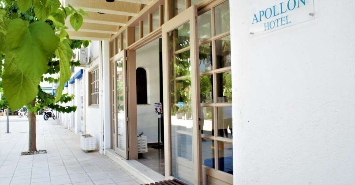 Een foto van de buitenkant van Apollon Hotel
