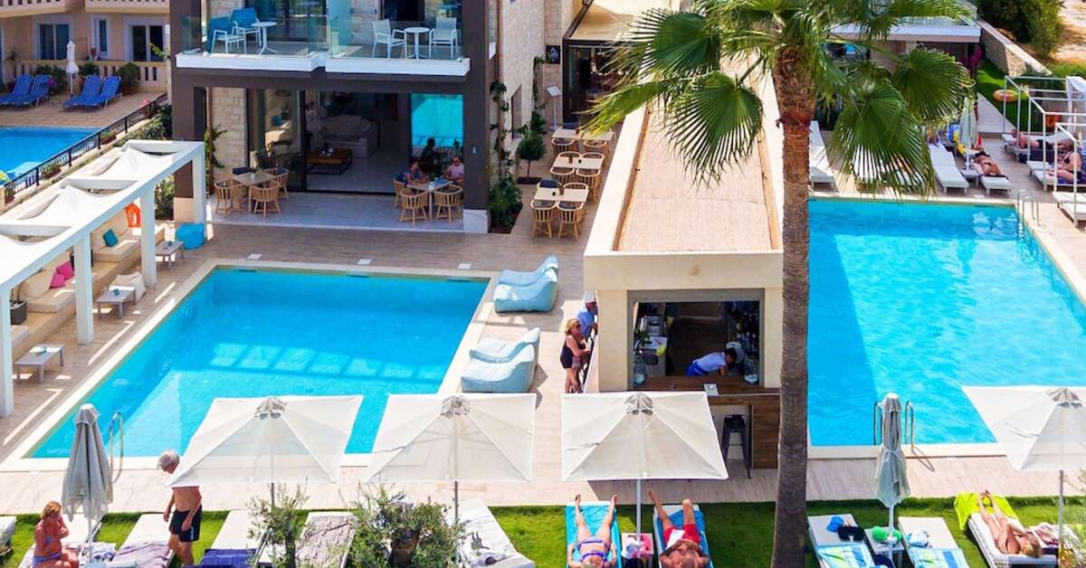 Ein Foto vom Pool im Airis Boutique & Suites