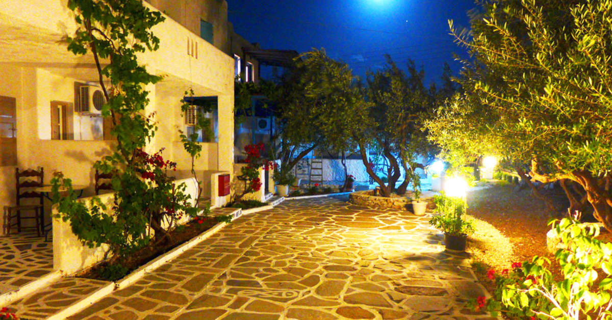 Een foto van het terras bij Amaryllis Paros Beach Hotel