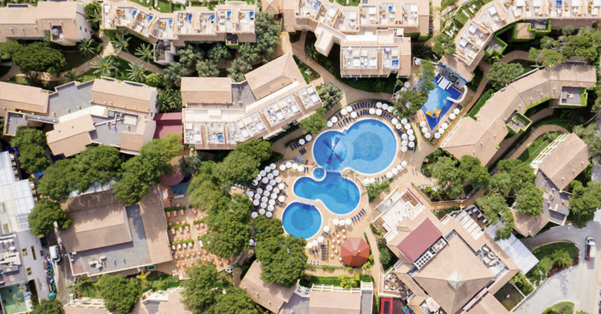 Een foto van een overzicht van Hotel Zafiro Cala Mesquida