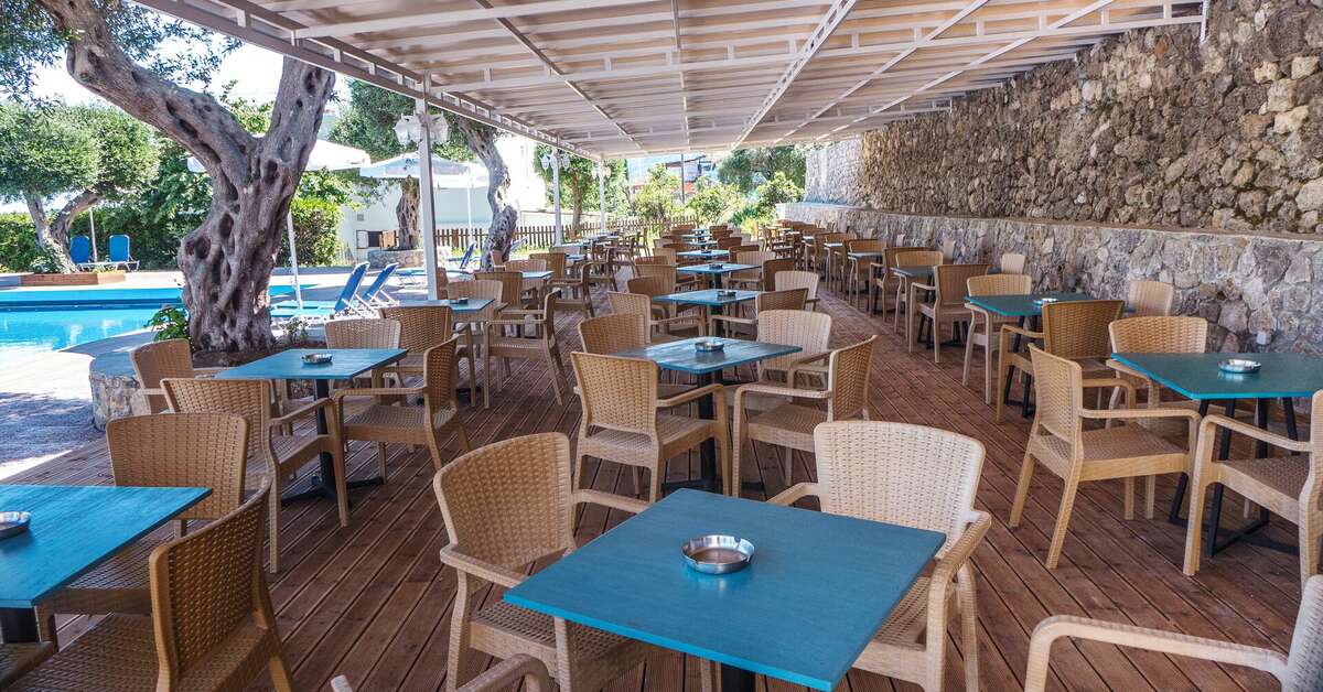 Ein Foto von der Terrasse im Golden Alexandros Hotel	