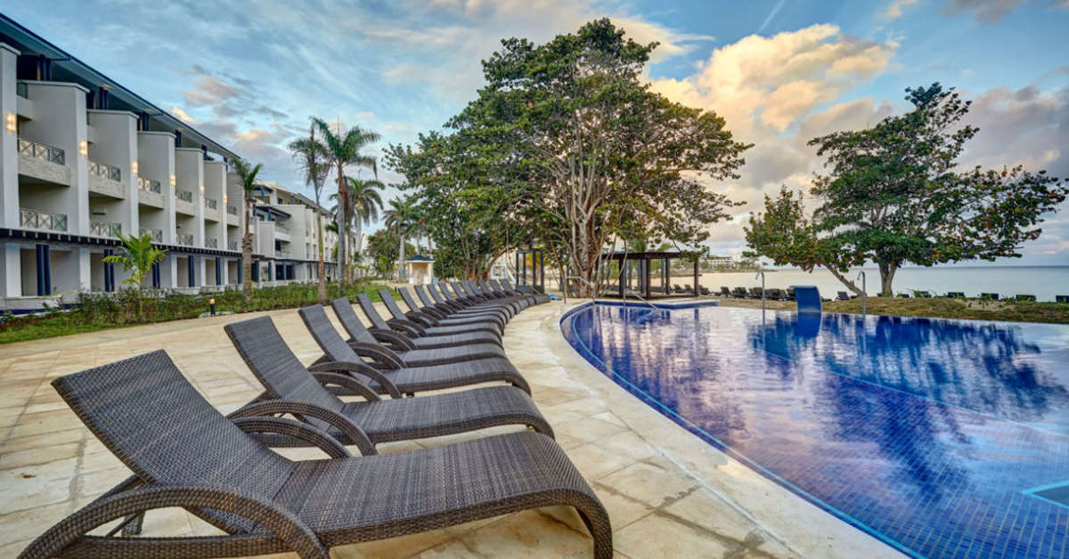 Een foto van het zwembad bij Royalton Negril