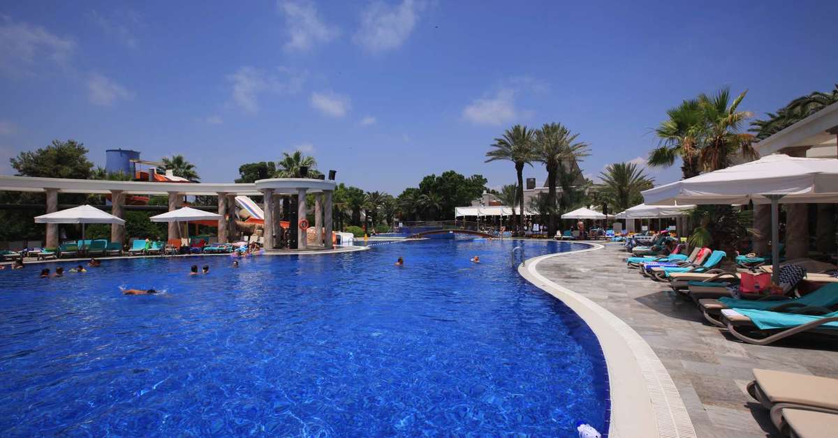 Een foto van het zwembad bij TUI Magic Life Belek