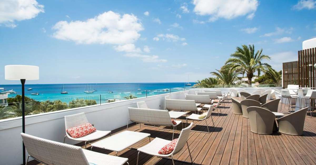 Een foto van het terras bij Insotel Tarida Beach Resort & Spa