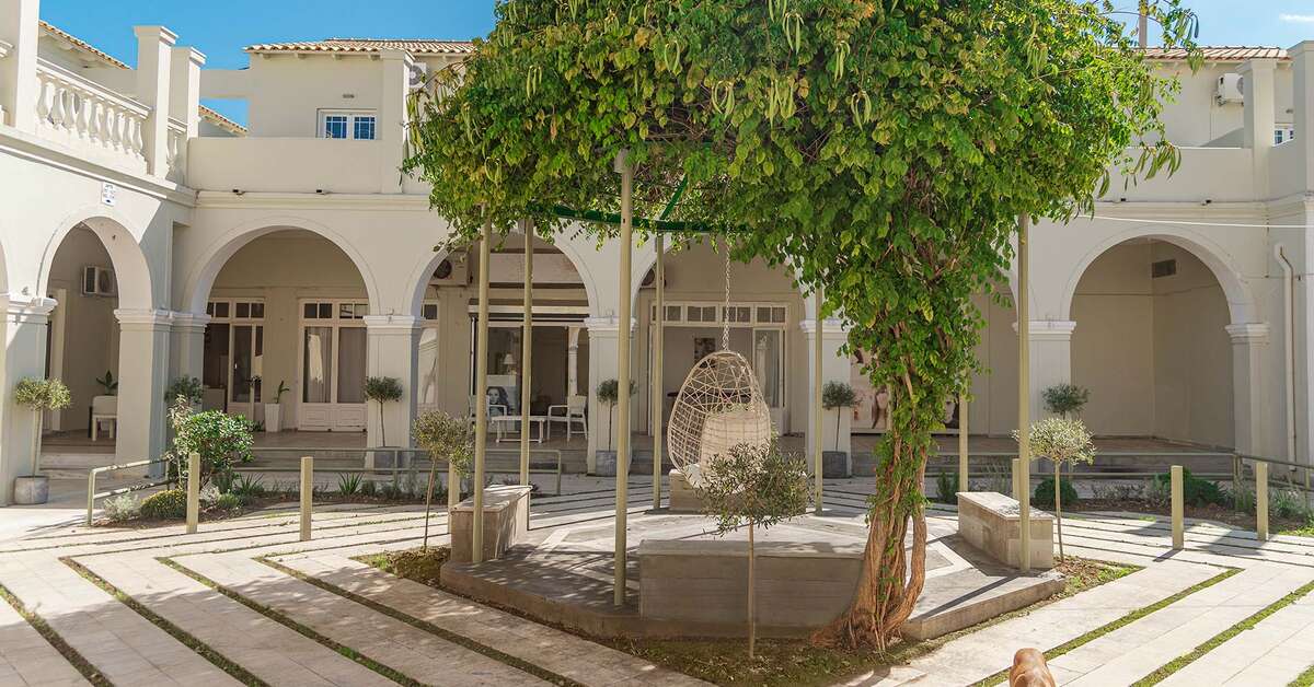 Een foto van het terras bij Olive Grove Beachfront Kavos