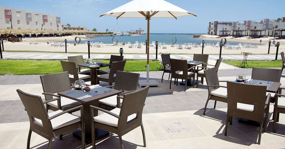 Een foto van het terras bij Sunrise Crystal Bay Resort
