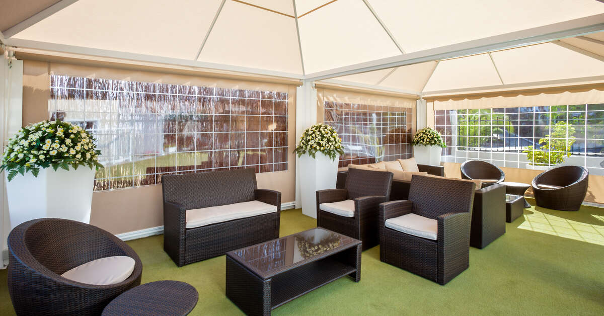 Een foto van het terras bij Aparthotel Dragos del Norte