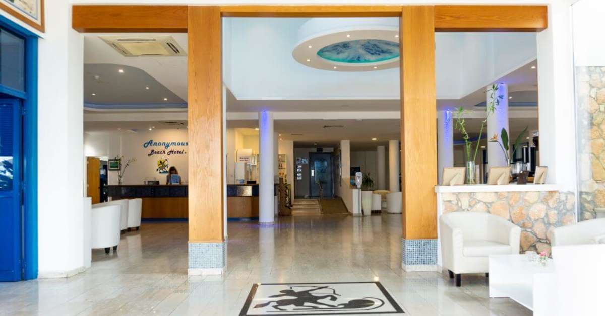 Een foto van het interieur van Anonymous Beach Hotel