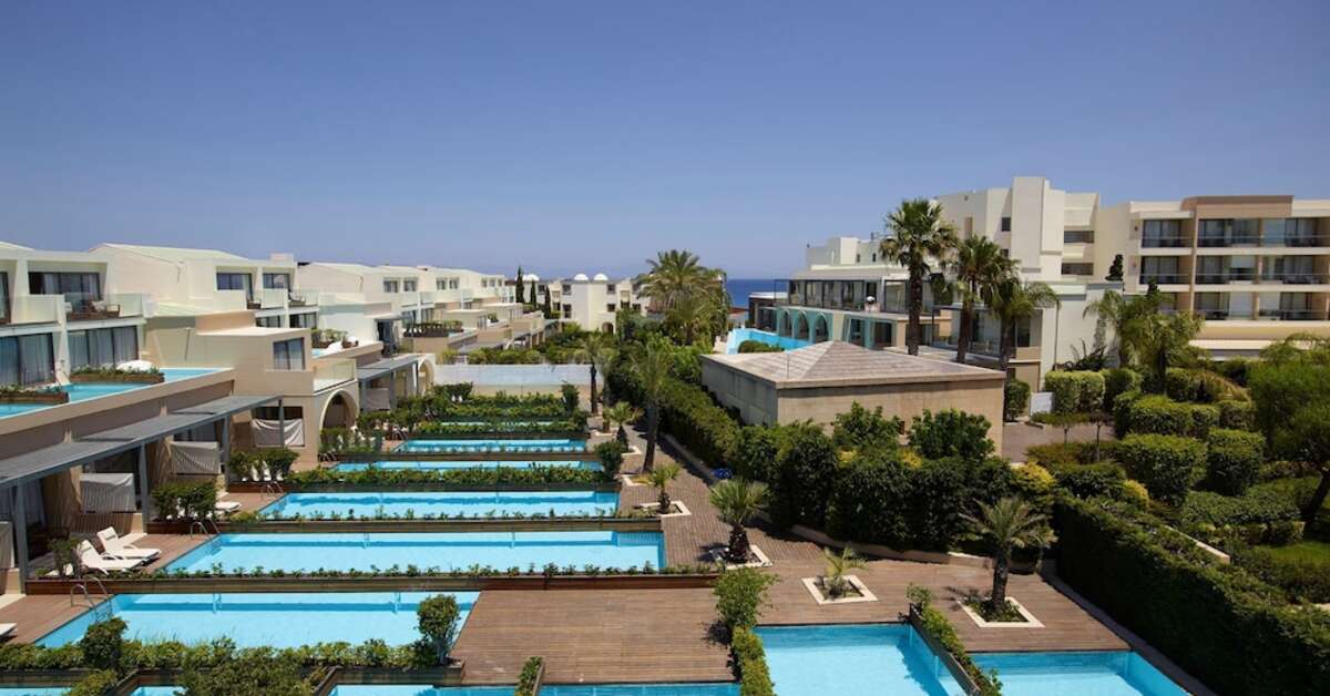 Ein Foto vom Pool im The Ixian Grand & All Suites