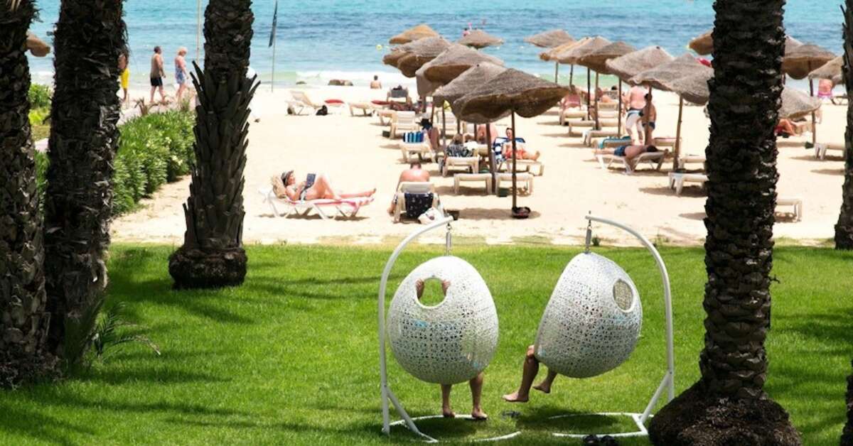 Een foto van het terras bij TUI Blue Scheherazade