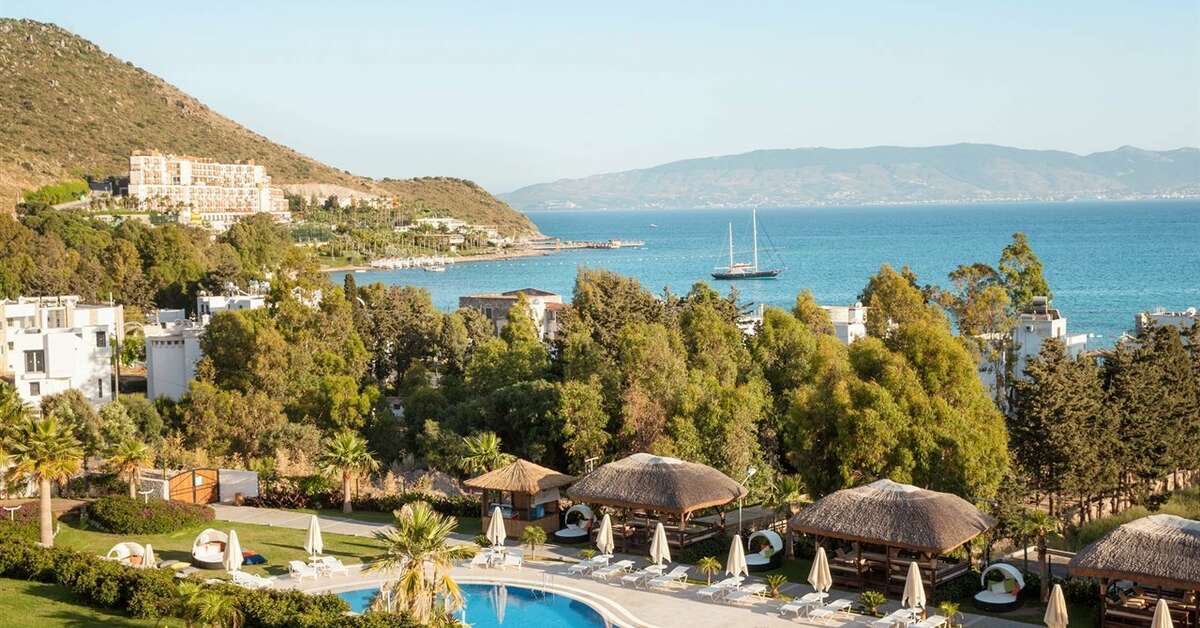Een foto van het zwembad bij Bellazure Hotel
