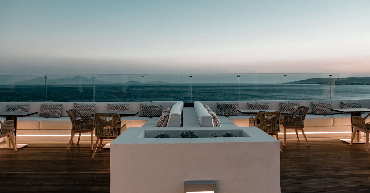 Ein Foto von der Terrasse im Mitsis Summer Palace Beach Hotel