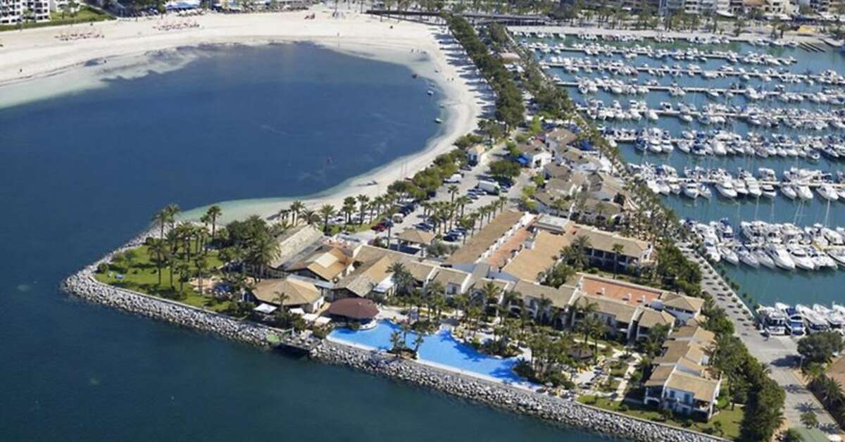 Een foto van de buitenkant van Alcudiamar Marina Residence