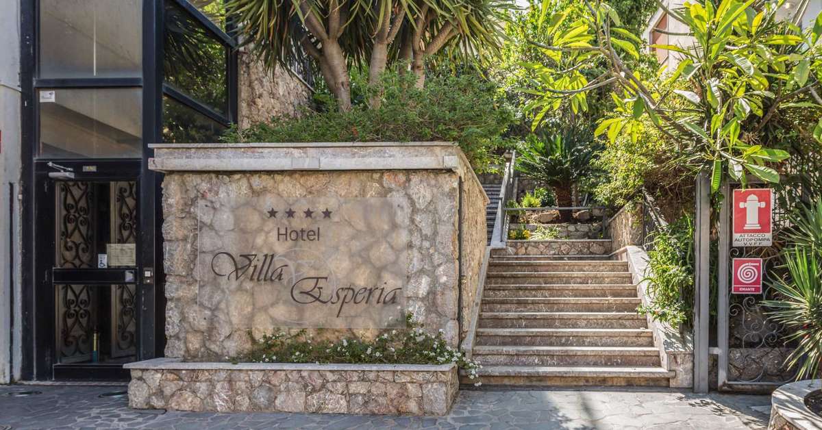 Een foto van de buitenkant van Hotel Villa Esperia