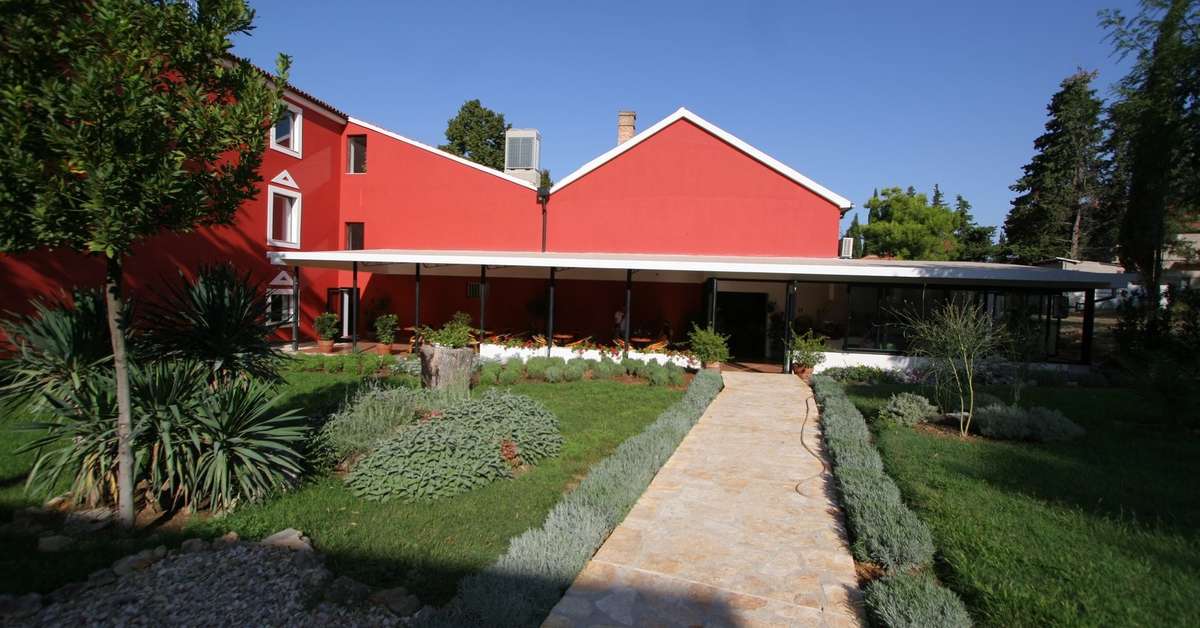Een foto van de buitenkant van Villa Donat
