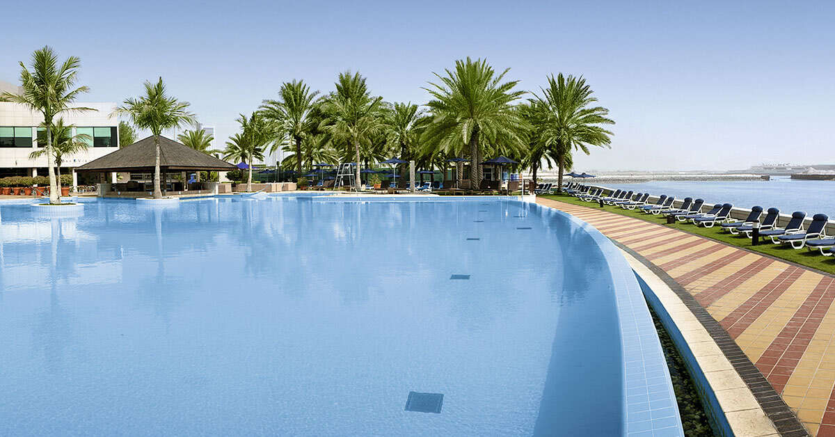 Een foto van het zwembad bij Beach Rotana
