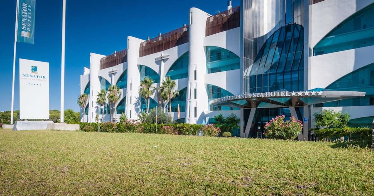 Een foto van de buitenkant van Senator Banus Spa Hotel