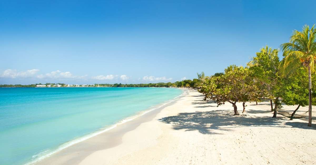 Een foto van het strand bij Couples Negril