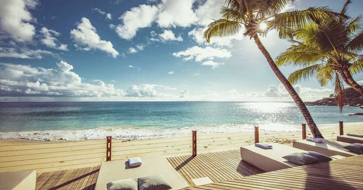 Een foto van het terras bij Carana Beach Hotel
