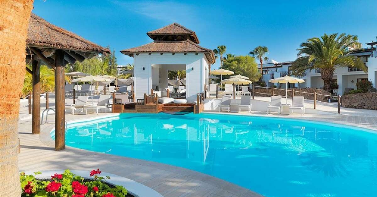Een foto van het zwembad bij H10 White Suites