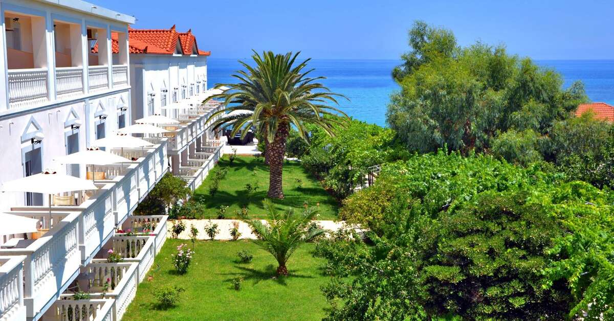 Een foto van de buitenkant van Belussi Beach Hotel