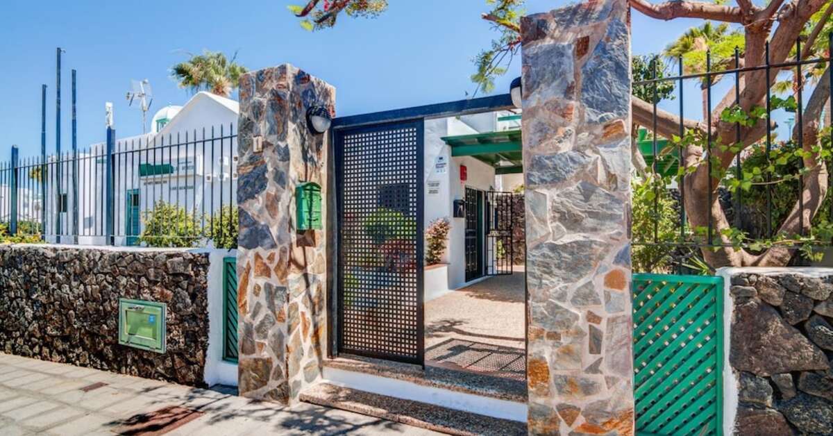 Ein Foto von der Außenansicht des Apartments Las Acacias
