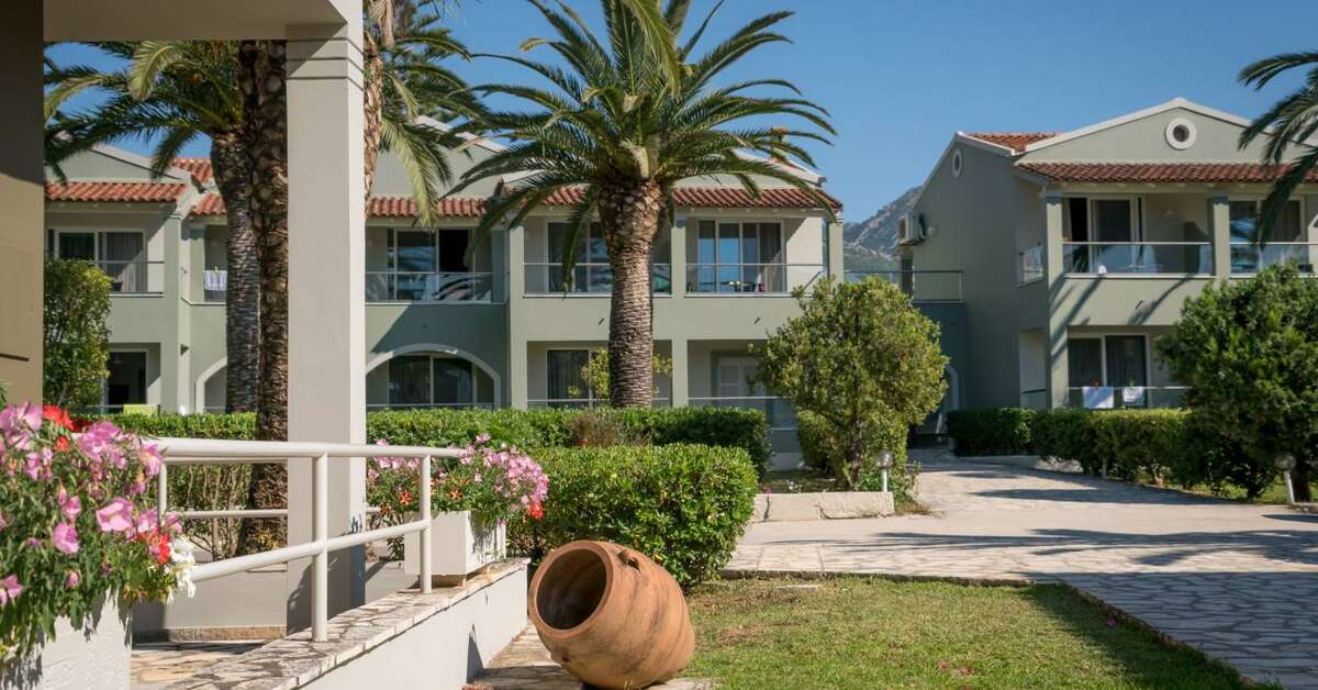 Ein Foto von der Außenansicht des Acharavi Beach Hotel