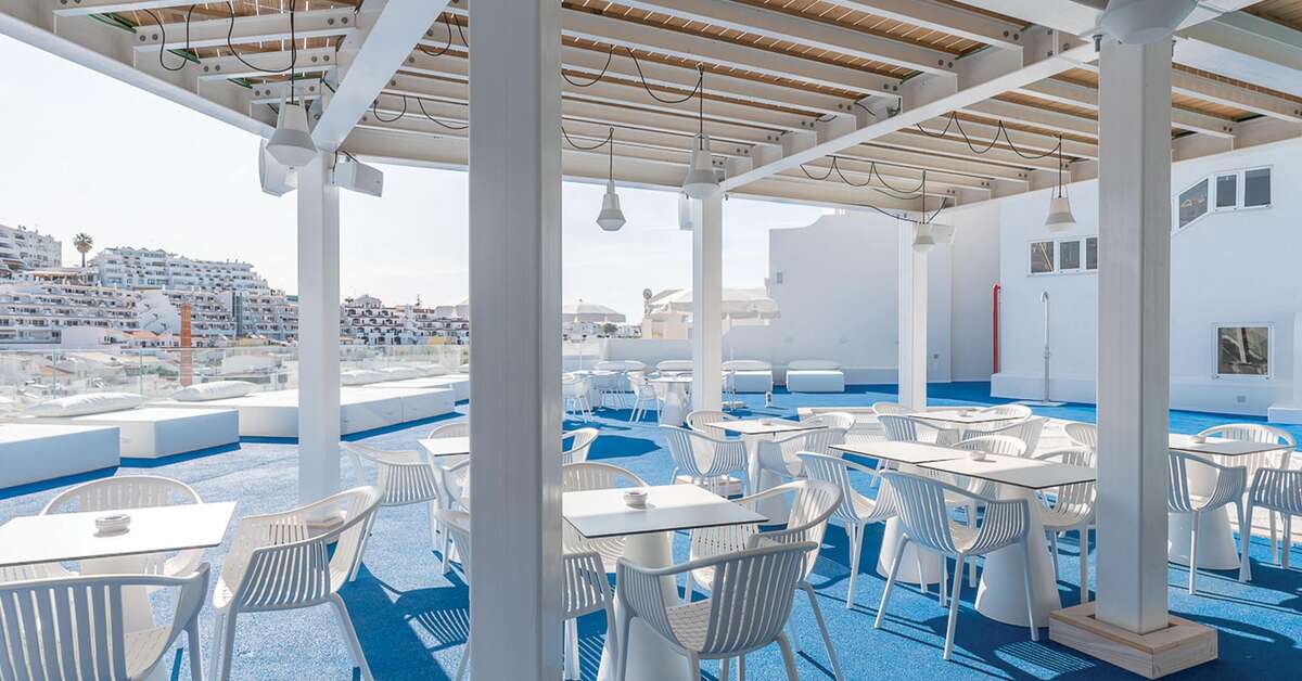 Een foto van het terras bij Hotel Indigo