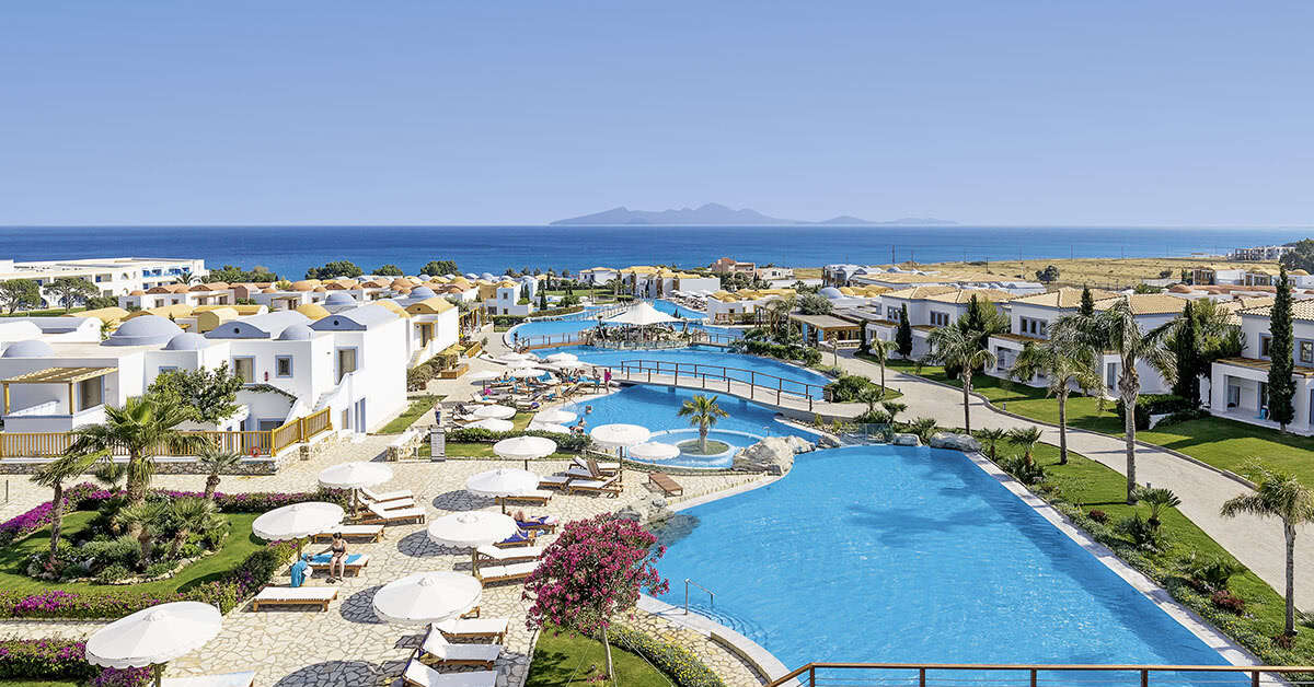 Een foto van het zwembad bij Mitsis Blue Domes Exclusive Resort & Spa