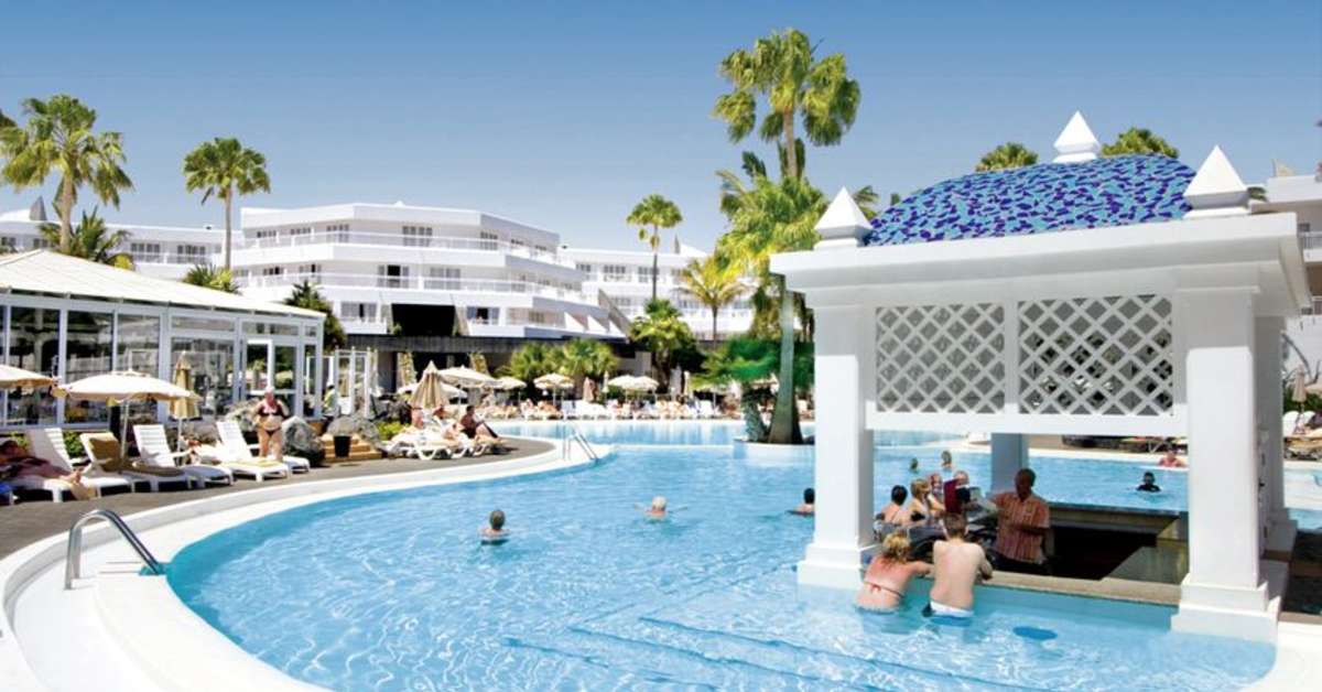 Een foto van het zwembad bij Riu Paraiso Lanzarote Resort