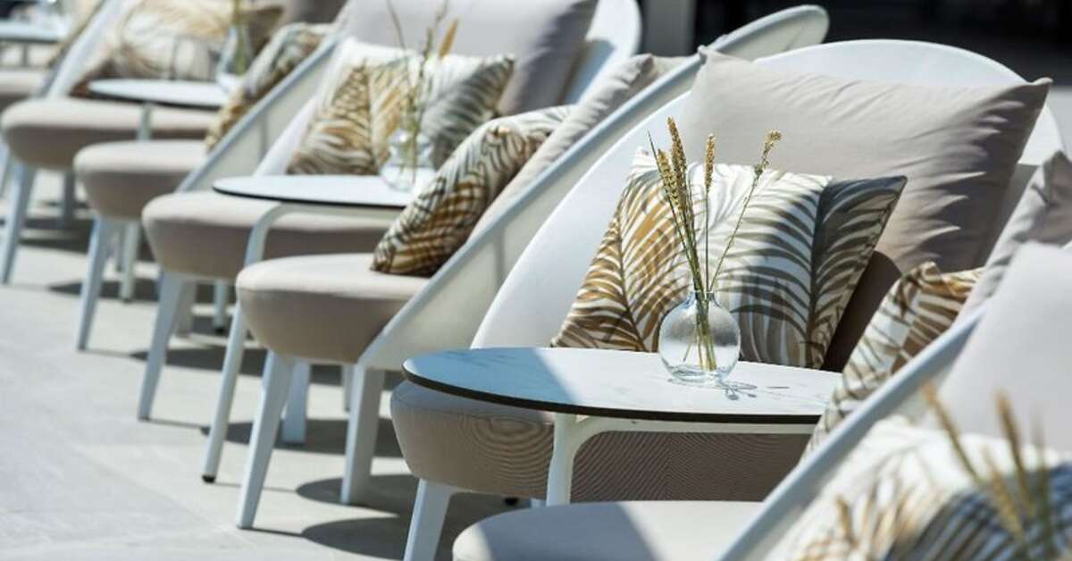 Een foto van het terras bij Ammon Zeus Hotel