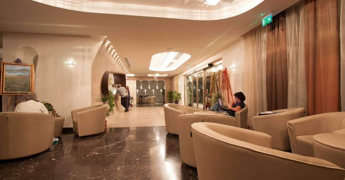 Een foto van het interieur van Main Palace Hotel
