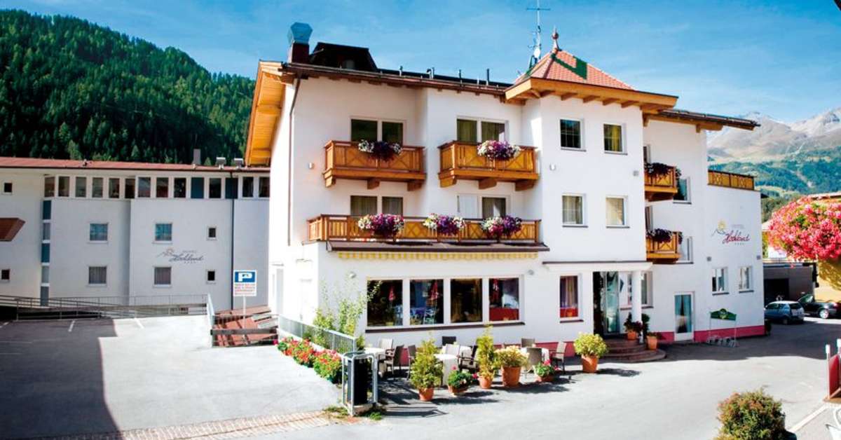 Een foto van de buitenkant van Hotel Hochland