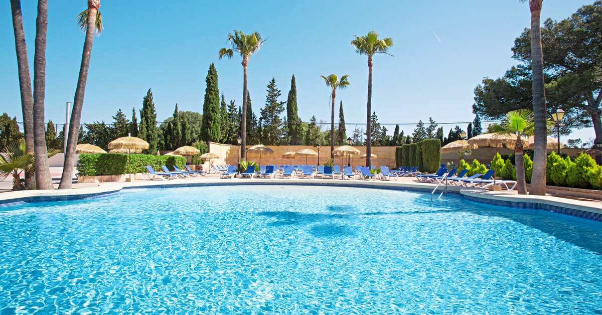 Een foto van het zwembad bij Hotel Castell dels Hams