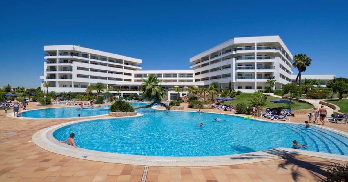 Een foto van het zwembad bij Alfagar Aparthotel