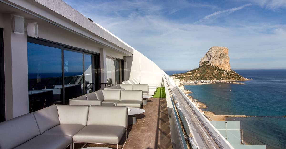 Een foto van het terras bij Estimar Calpe Suitopia 3 &Three