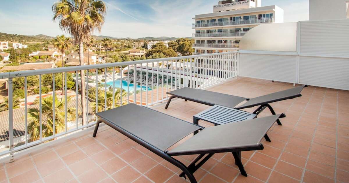 Een foto van het terras bij Catalonia del Mar