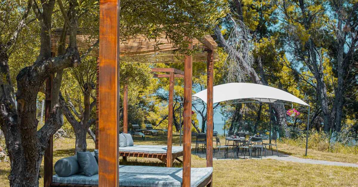 Een foto van het terras bij Pefkon Boutique Hotel