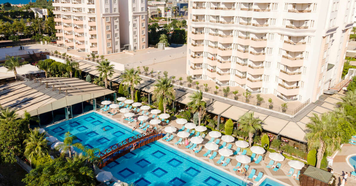 Een foto van het zwembad bij Ramada Resort by Wyndham Lara
